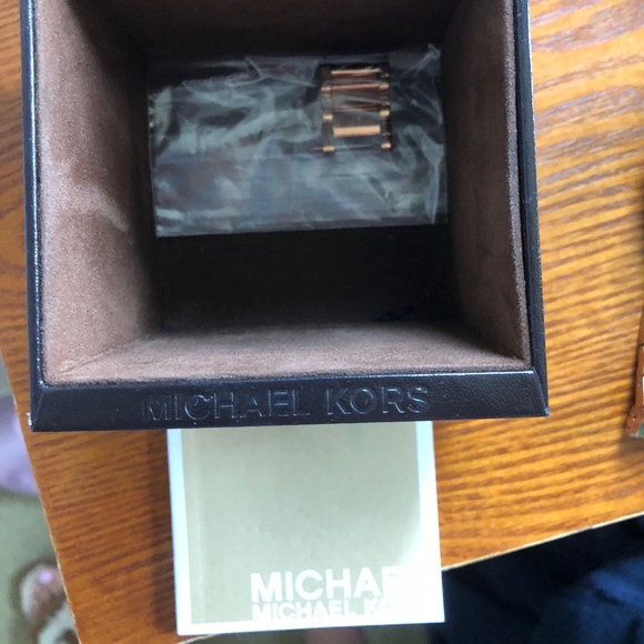 Michael Kors yollow gold watch - Picture 4 of 5